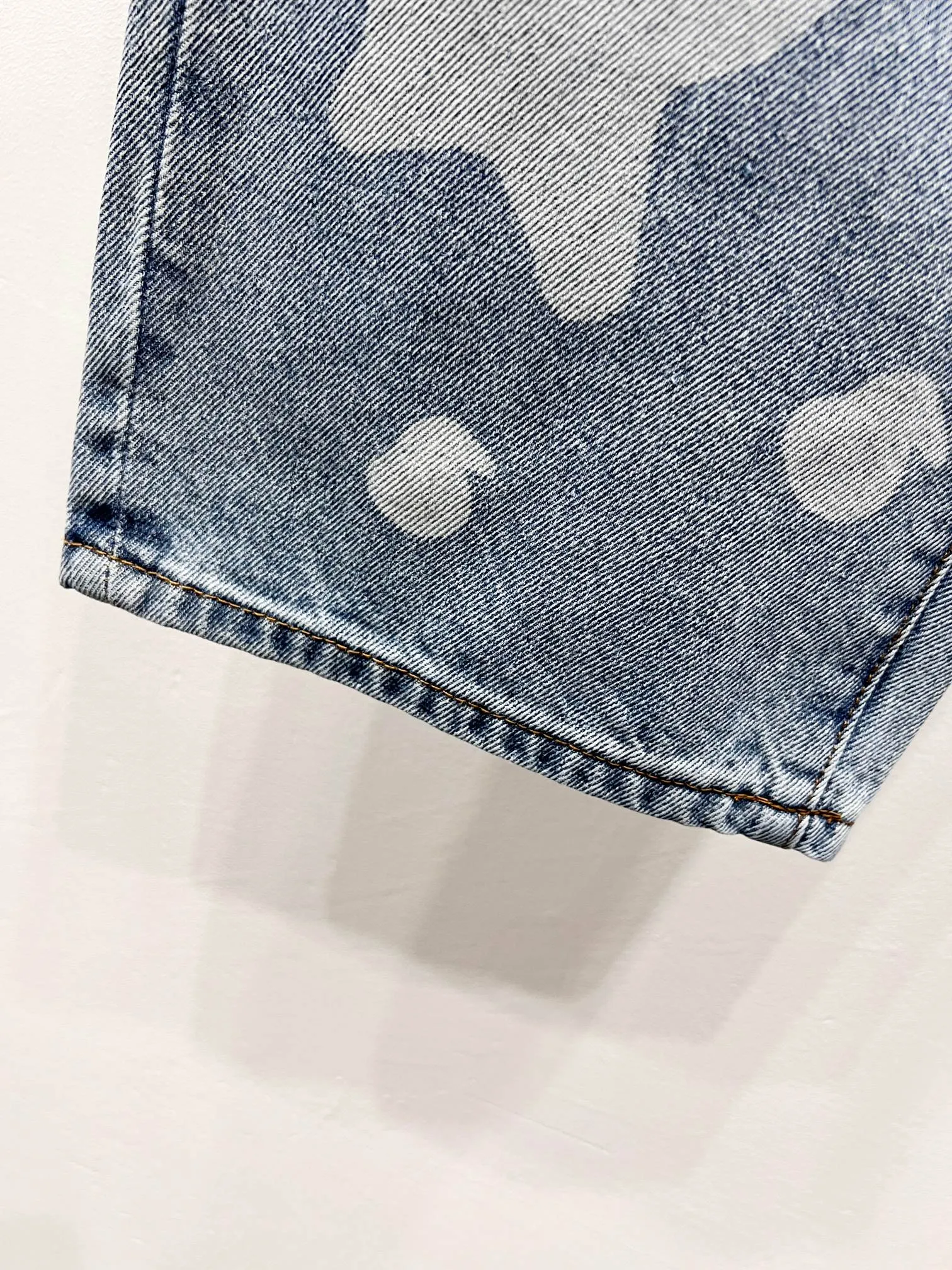 P240 Style number: (r084) GALLERY DEPT.25ss new style. Denim spliced ​​with all-over printed leather ripped bell-bottoms, washed and distressed jeans. Gallery Dept. was born in the soil of Los Angeles street culture. With the core concept of "art is daily life", it deeply integrates traditional denim craftsmanship with modern graffiti art. The brand transforms old denim, Vintage T-shirts and other items by hand, giving them personalized elements such as wear, splashing, splicing, etc. Each piece is hand-finished by craftsmen and has both artistic collection value and practical function. In 2021, the joint capsule series with French veteran Lanvin and the cooperation with Chrome Hearts have attracted the attention of the fashion industry, confirming its transformation from an independent studio to an international trend symbol. Gallery Dept. targets the global fashion pioneer group aged 18-35 and positions itself as a "high street art trendy brand". Its core competitiveness lies in: • Cultural symbol output: Through endorsements from stars such as Virgil Abloh, Jennie, and Justin Bieber, it strengthens the brand's benchmark status in the hip-hop and fashion circles. Size: 28-36 Color: Blue